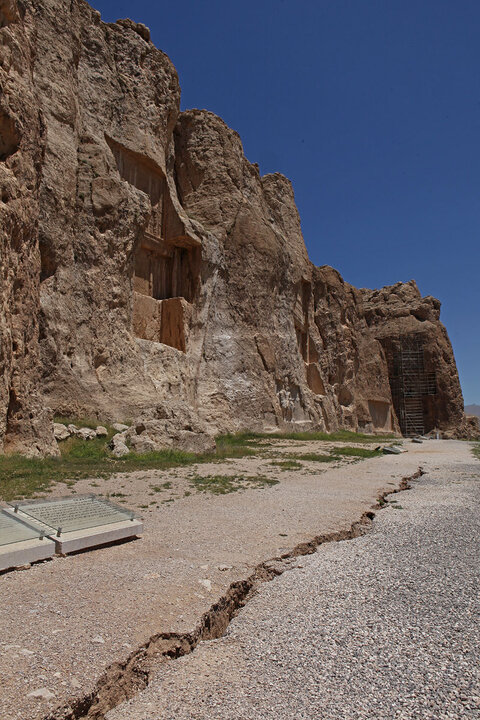 فروشُست یا فرونشست ، نقش رستم را نابود میکند؟