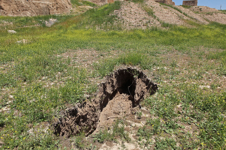 فروشُست یا فرونشست ، نقش رستم را نابود میکند؟