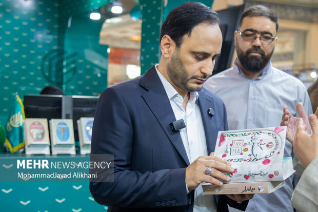 علی بهادری جهرمی سخنگوی دولت از غرفه‌های سی و پنجمین دوره نمایشگاه کتاب تهران بازدید کرد.