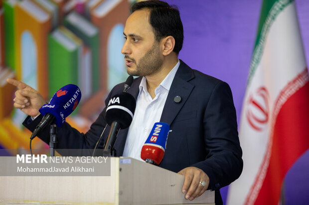 علی بهادری جهرمی سخنگوی دولت از غرفه‌های سی و پنجمین دوره نمایشگاه کتاب تهران بازدید کرد.