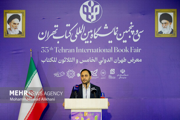 <a href='https://sayeb.ir/tag/%d8%b9%d9%84%db%8c-%d8%a8%d9%87%d8%a7%d8%af%d8%b1%db%8c-%d8%ac%d9%87%d8%b1%d9%85%db%8c'></div>علی بهادری جهرمی</a> سخنگوی دولت از غرفههای سی و پنجمین دوره <a href='https://sayeb.ir/tag/%d9%86%d9%85%d8%a7%db%8c%d8%b4%da%af%d8%a7%d9%87-%da%a9%d8%aa%d8%a7%d8%a8-%d8%aa%d9%87%d8%b1%d8%a7%d9%86'>نمایشگاه کتاب تهران</a> بازدید کرد.