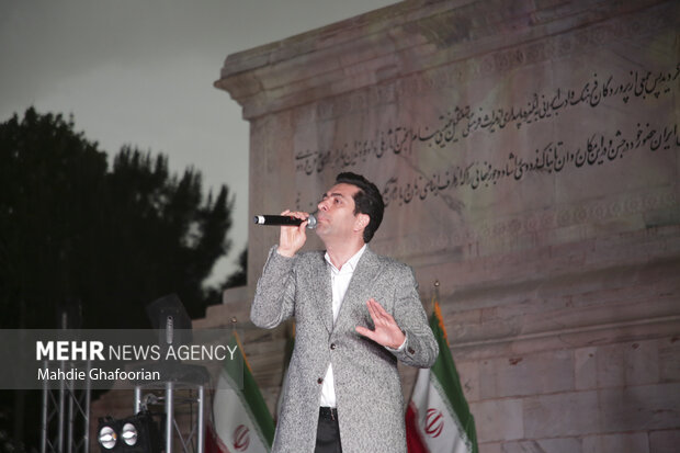 اجرای قطعه «مژده باران» توسط محمد معتمدی در آرامگاه فردوسی