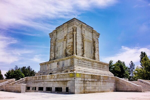Bugün İran edebiyatının önde gelen şairi Firdevsi'yi anma günüdür