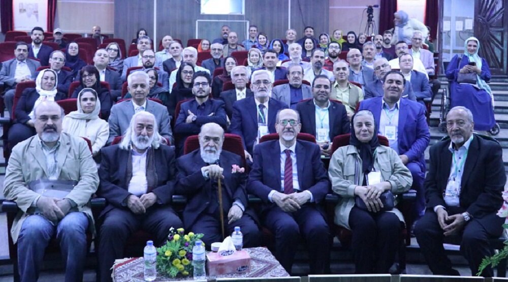 ما باید مرکز ایران شناسی را به ایران بیاوریم