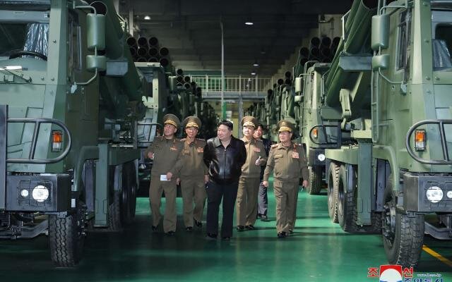 رهبر کره شمالی از سامانه موشکی جدید پیونگ‌یانگ بازدید کرد