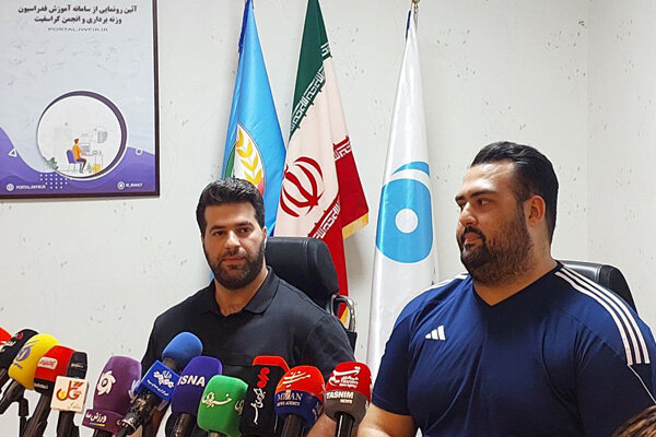 علی داوودی: امیدوارم مسئولان در سال ۴۰۴ کنار ما باشند نه مقابلمان!