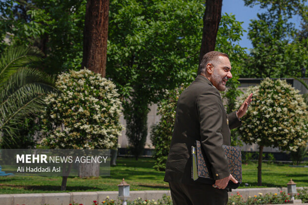 امیر سرتیپ محمدرضا آشتیانی وزیر دفاع در حاشیه جلسه هیات دولت
