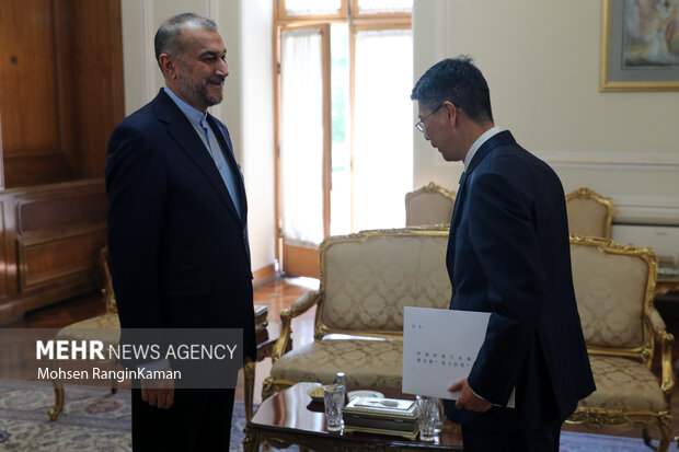 السفير الصيني الجديد لدى طهران يقدم اوراق اعتماده لوزير الخارجية الايراني