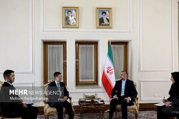 السفير الصيني الجديد لدى طهران يقدم اوراق اعتماده لوزير الخارجية الايراني