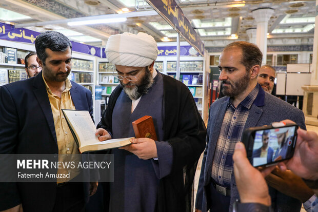 IDO head Qomi visits Tehran Book Fair