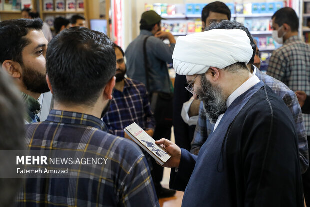 IDO head Qomi visits Tehran Book Fair