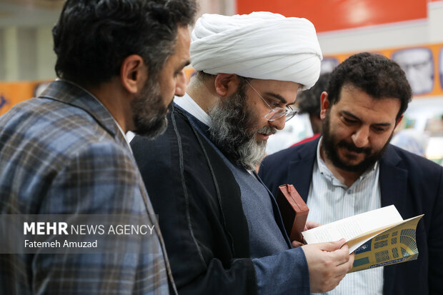 بازدید رییس سازمان تبلیغات اسلامی از نمایشگاه کتاب تهران