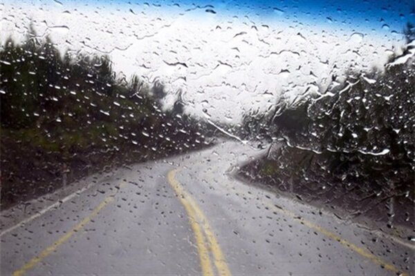 بارش باران و مه‌گرفتگی در جاده چالوس