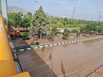 سیلاب در جاده منتهی به روستای علی آباد نیزار قم