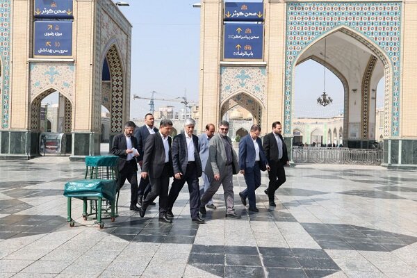 غبارروبی مزار شهدای بهشت ثامن‌الائمه(ع) توسط وزیر ورزش 