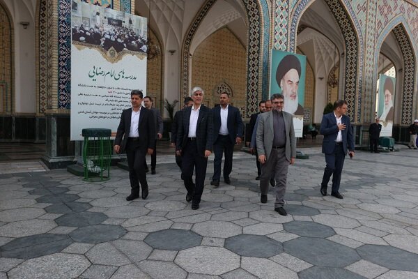 غبارروبی مزار شهدای بهشت ثامن الائمه(ع) توسط وزیر ورزش
