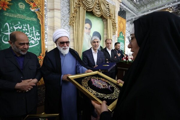 اهدای دو مدال ورزشی به آستان قدس رضوی