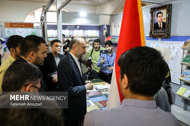بازدید وزير امور خارجه از نمایشگاه كتاب تهران