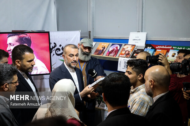 بازدید وزير امور خارجه از نمایشگاه كتاب تهران