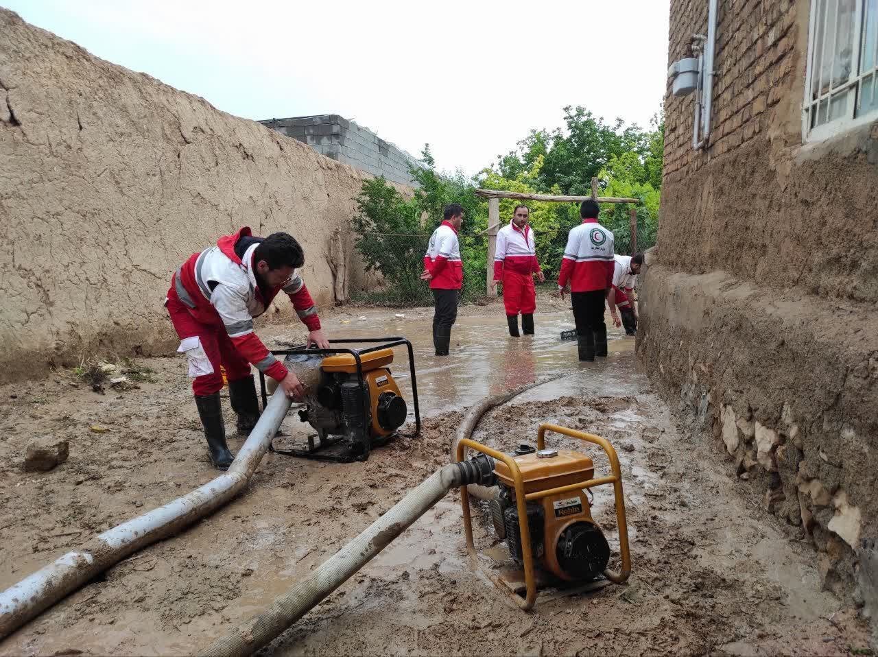 امدادرسانی تیم‌های عملیاتی هلال احمر به سیل‌زدگان در شیروان