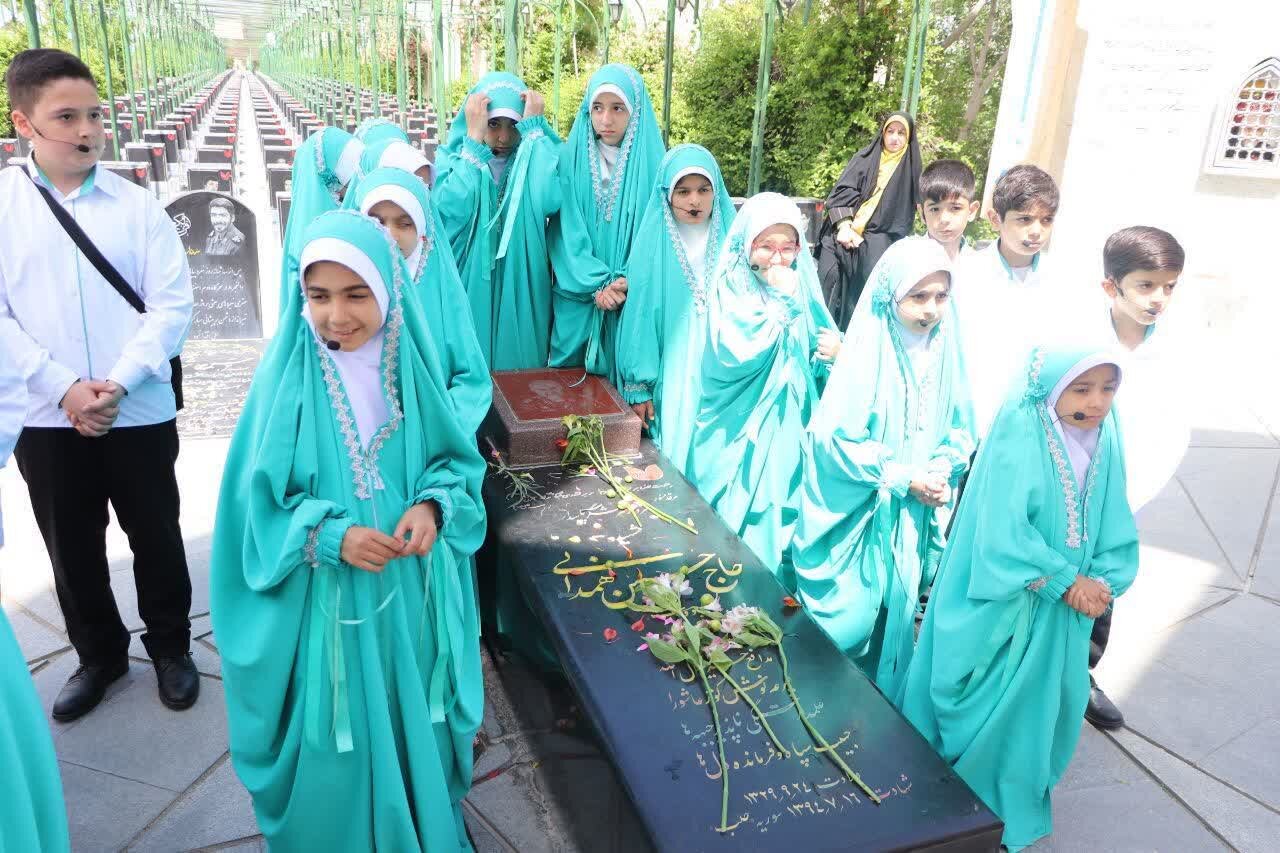 حضور سفیران رضوی در آئین غبارروبی از مزار شهدای باغ بهشت همدان