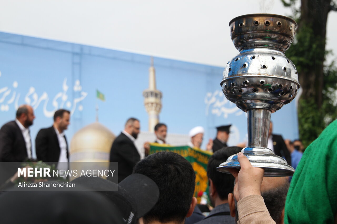 استقبال از کاروان خادمین حرم مطهر رضوی در رشت استقبال از کاروان خادمین حرم مطهر رضوی در رشت