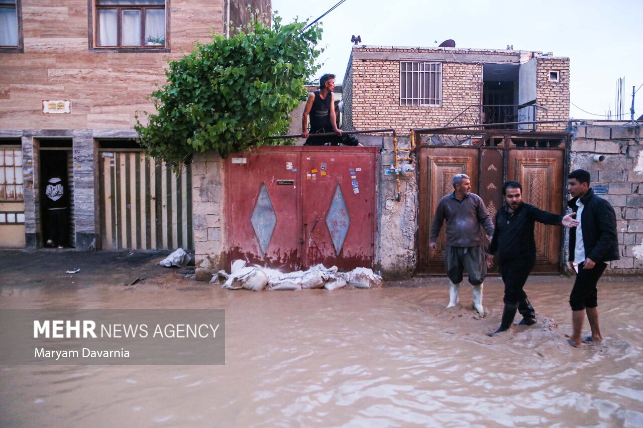 جاری شدن سیلاب در شهر سراب