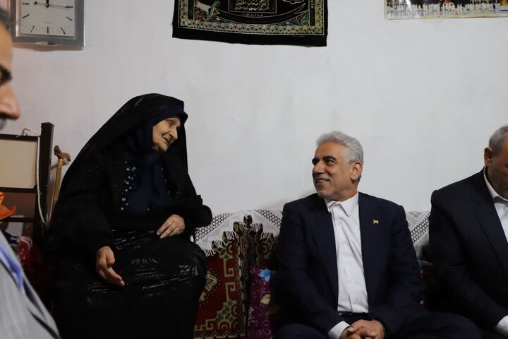 دیدار استاندار گیلان با مادر شهید «بهمن احمدی» در املش دیدار استاندار گیلان با مادر شهید «بهمن احمدی» در املش