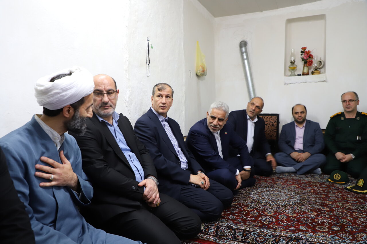 دیدار با خانواده شهدا روحیه خدمتگزاری مسوولان را تقویت می کند