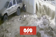 لحظه ورود سیلاب به داخل پارکینگ یک منزل مسکونی در مشهد