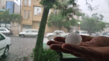 بارش شدید تگرگ‌های درشت در شهر مشهد