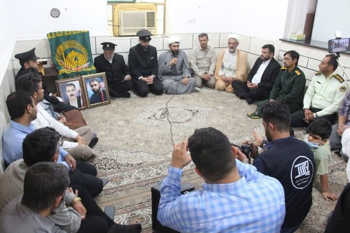 خادمان امام رضا (ع) با ۲ خانواده شهید دردشتستان دیدار کردند خادمان امام رضا (ع) با ۲ خانواده شهید دردشتستان دیدار کردند