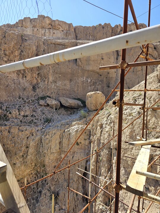 بارانی که بلای جان نقش رستم شد/ احتمال پرتاب سنگهای بزرگتر