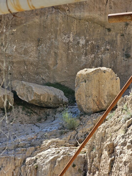 بارانی که بلای جان نقش رستم شد/ احتمال پرتاب سنگهای بزرگتر