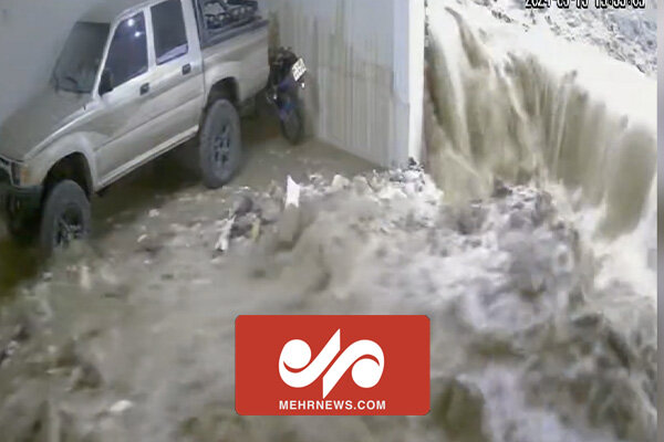 لحظه ورود سیلاب به داخل پارکینگ یک منزل مسکونی در مشهد لحظه ورود سیلاب به داخل پارکینگ یک منزل مسکونی در مشهد