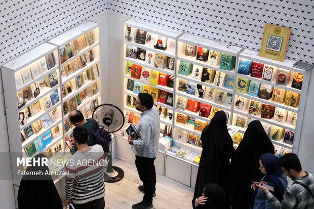 عرضه ۵۷ عنوان کتاب زندگینامه مفاخر ایران در نمایشگاه کتاب تهران