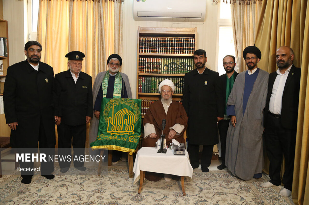 دیدار خادمان آستان قدس رضوی با آیت الله مکارم شیرازی + عکس