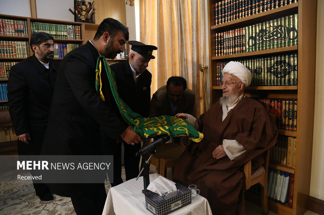 دیدار خادمان آستان قدس رضوی با آیت الله مکارم شیرازی + عکس
