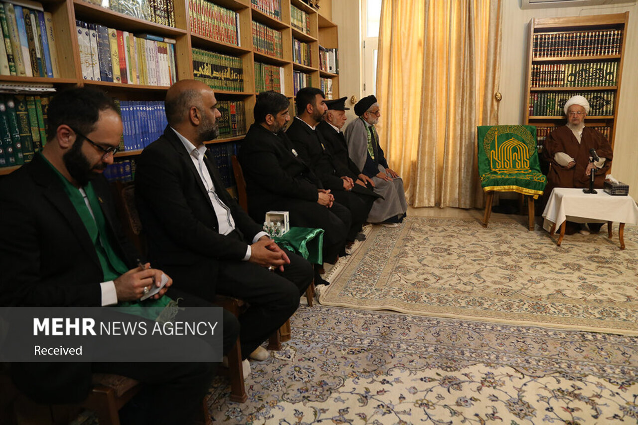 دیدار خادمان آستان قدس رضوی با آیت الله مکارم شیرازی + عکس