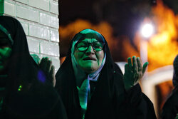 گریه و بی‌تابی مادربزرگ اردبیلی برای سلامتی رییس جمهور