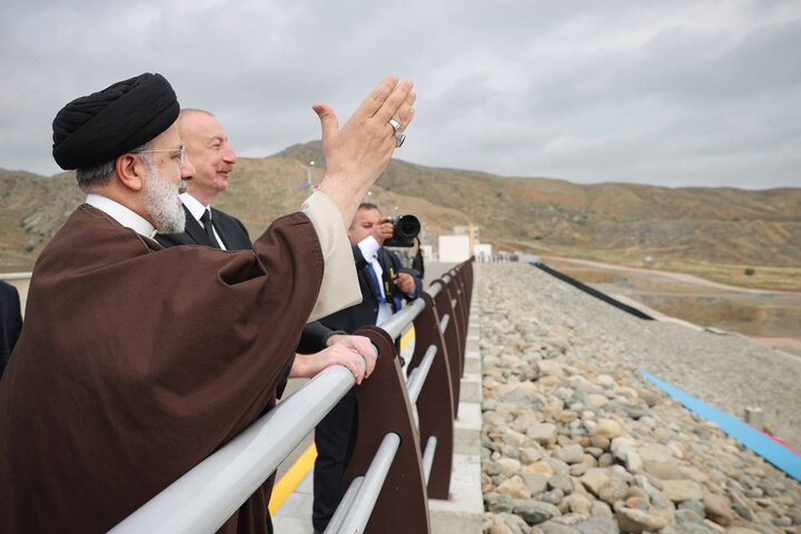 İran ve Azerbaycan cumhurbaşkanları Aras Nehri'nin kenarında böyle görüştü İran ve Azerbaycan cumhurbaşkanları Aras Nehri'nin kenarında böyle görüştü