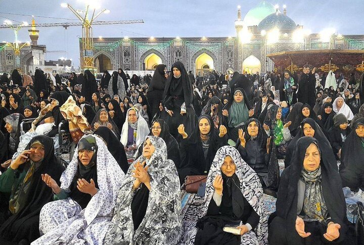 زائران برای سلامتی رییس جمهور و همراهان دست به دعا برداشتند زائران برای سلامتی رییس جمهور و همراهان دست به دعا برداشتند