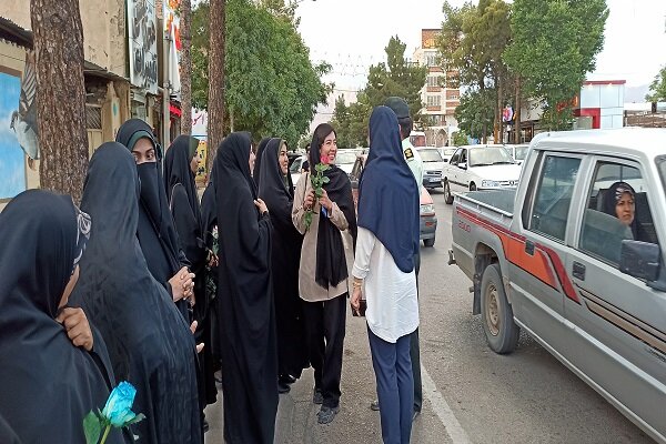 پلیس زرند به بانوان محجبه شاخه گل اهدا کرد پلیس زرند به بانوان محجبه شاخه گل اهدا کرد