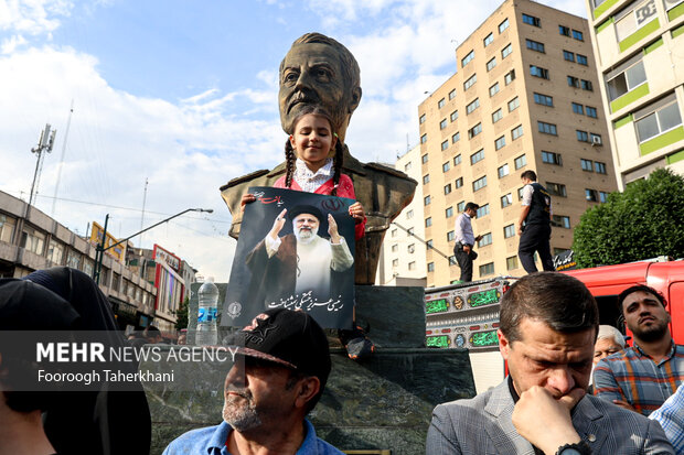 Tehraners mourn martyrdom of former Pres. Ebrahim Raeisi