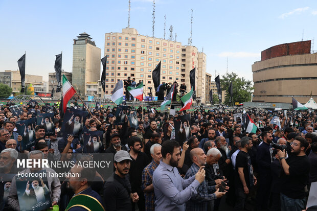 
Tehraners mourn martyrdom of former Pres. Ebrahim Raeisi
