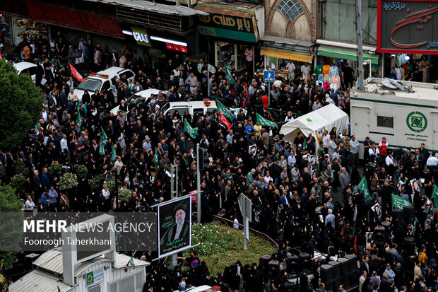 بالصور والفيديو....أهالي طهران يقيمون تجمعا حاشدا في ساحة وليعصر تكريما للشهيد رئيسي ورفاقه
