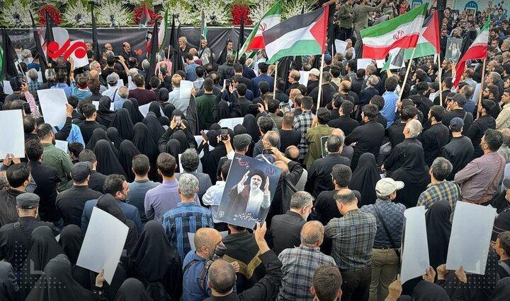 بالصور والفيديو....أهالي طهران يقيمون تجمعا حاشدا في ساحة وليعصر تكريما للشهيد رئيسي ورفاقه
