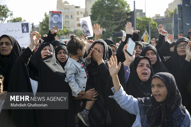 تجمع مردم مشهد در عزای شهادت رئیس جمهور