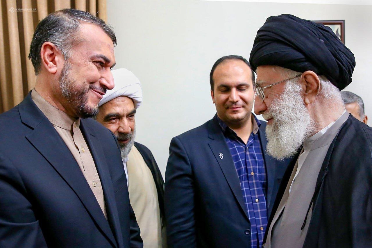 نبذة من لقاءات الشهيد رئيسي ورفاقه مع قائد الثورة الاسلامية