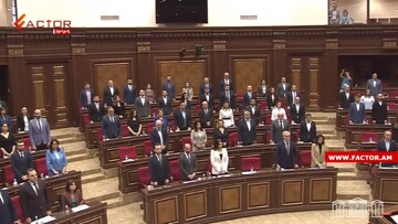 ادای احترام پارلمان ارمنستان به شهدای سانحه سقوط بالگرد حامل رئیس جمهور ایران+ فیلم